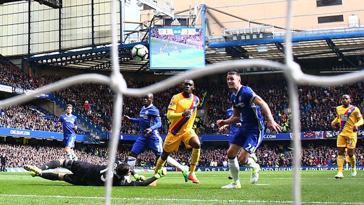 Momen gol Crystal Palace ke gawang Chelsea dicetak oleh Christian Benteke. Copyright: © Ian Walton/Getty Image