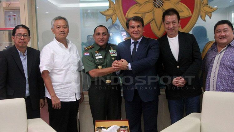 Ketua PSSI, Edy Rahmayadi bertemu mantan Presiden Barcelona, Joan Laporta dan Peter Lim. Copyright: © Zainal Hasan/INDOSPORT