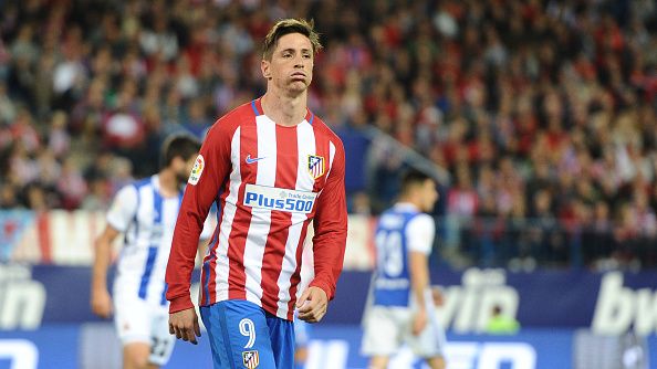 Fernando Torres gagal memanfaatkan peluang emas untuk mencetak gol pada saat melawan Real Sociedad. Copyright: © Sonia Canada / Contributor / Getty Images