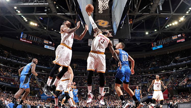 Aksi LeBron James ketika berusaha mencetak angka untuk The Cavs. Copyright: © David Liam Kyle/NBAE via Getty Images