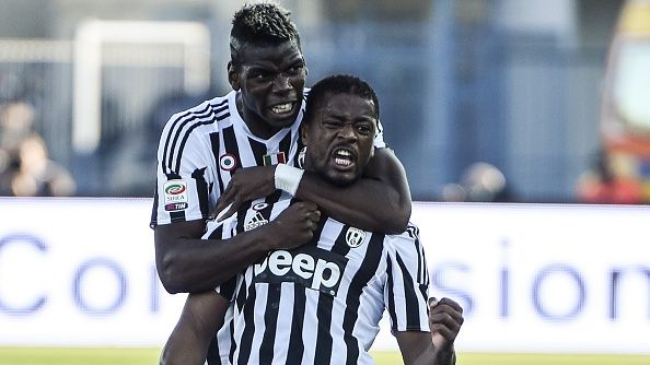 Paul Pogba dan Patrice Evra di Juventus. Copyright: © ANDREAS SOLARO / Staff / Getty Images