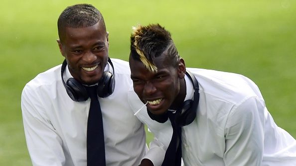 Patrice Evra (kiri) bersama dengan Paul Pogba. Copyright: &copy; JAVIER SORIANO / Staff / Getty Images