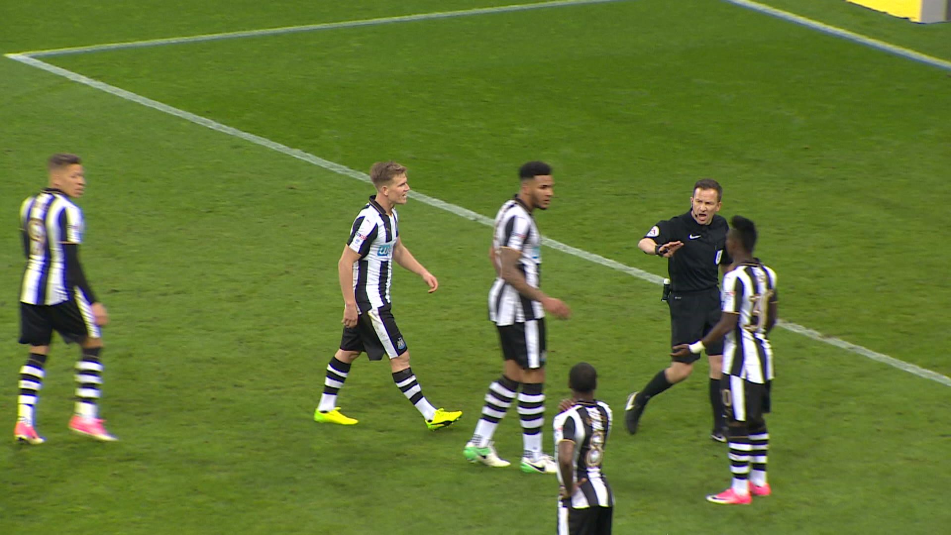 Wasit Keith Stroud (hitam) saat diprotes oleh para penggawa Newcastle United. Copyright: &copy; Sky Sport
