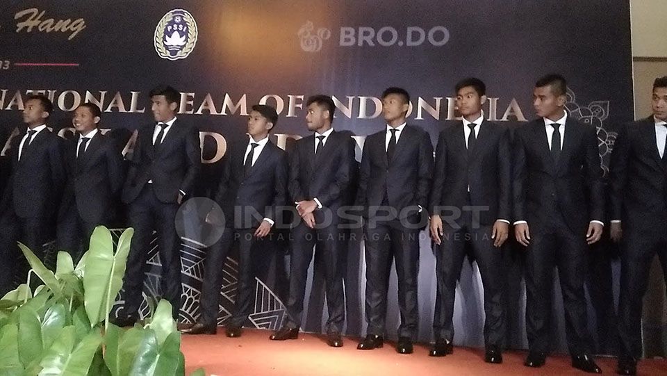 Timnas Indonesia tampil berkelas dengan jas. Copyright: &copy; Zainal Hasan/Indosport