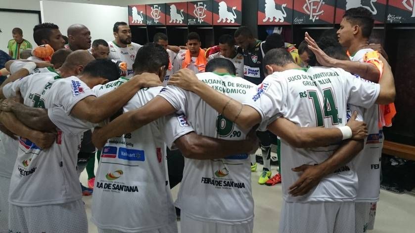 Para pemain Fluminense de Feira melakukan doa bersama sesaat sebelum pertandingan. Copyright: © AS