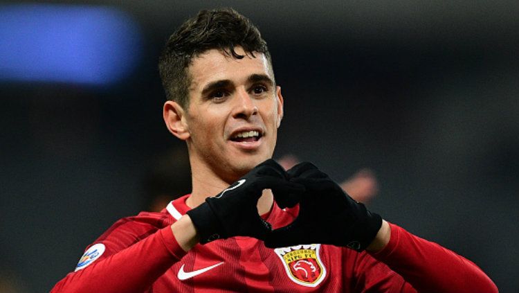 Oscar dos Santos Emboaba Júnior atau yang lebih akrab disapa Oscar, blak-blakan pada publik jika dirinya memang sedang didekati oleh Barcelona. 
Foto: JOHANNES EISELE/AFP/Getty Images. Copyright: © JOHANNES EISELE/AFP/Getty Images