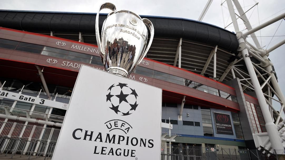 Piala Champions di depan Stadion Millennium, Cardiff. Copyright: © Wales Online