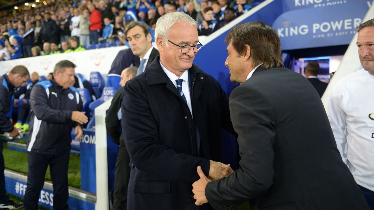 Ranieri (tengah) bersalaman dengan Antonio Conte (kanan) Copyright: &copy; ESPN