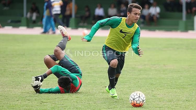Pemain Timnas U-19, Egy Maulana Vikri (kanan) berhasil melewati hadangan kiper pada internal game. Copyright: © Herry Ibrahim/Indosport