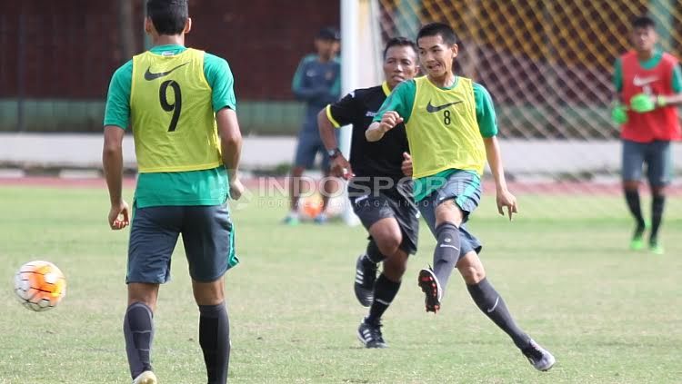 Sejumlah pemain Timnas Indonesia U-19 melakukan latihan. Copyright: © Herry Ibrahim/Indosport