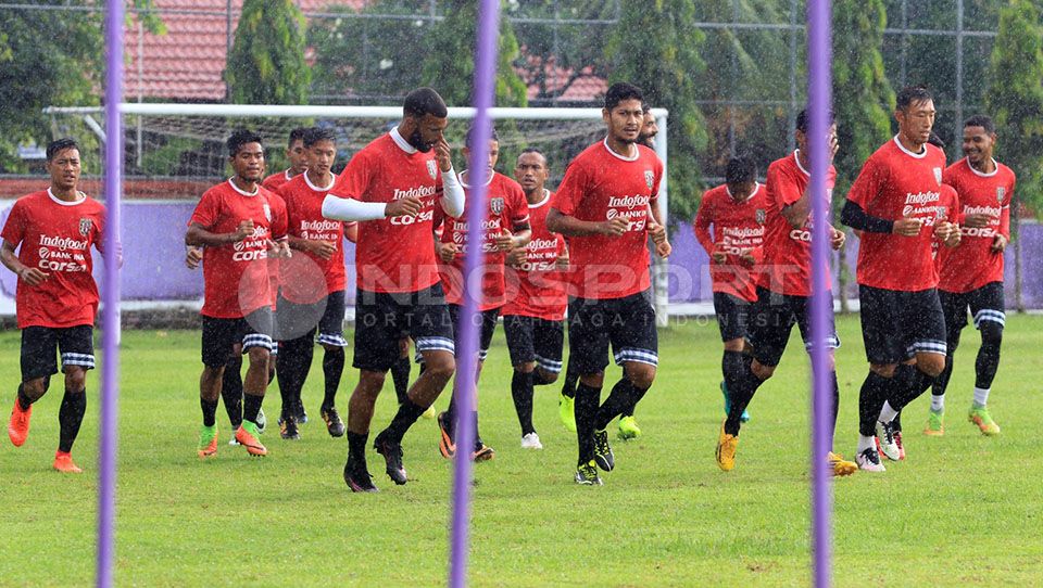 Sylvano Comvalius (depan kiri) saat berlatih bersama Bali United FC. Copyright: &copy; Muhammad Qomarudin/Indosport