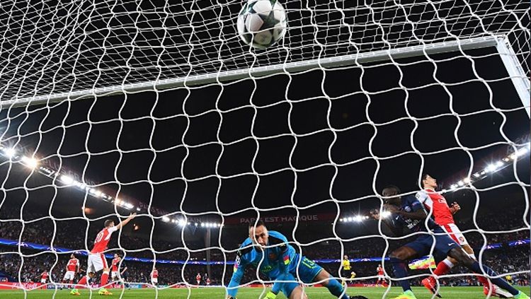 Ospina tak bisa berbuat apa-apa saat Edinson Cavani membobol gawangnya. Copyright: © RANCK FIFE/AFP/Getty Images