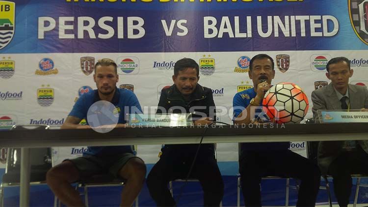Raphael Maitimo, Djajang Nurdjaman, dan Umuh Muchtar saat konferensi pers usai laga uji coba melawan Bali United. Copyright: &copy; Ginanjar/Indosport