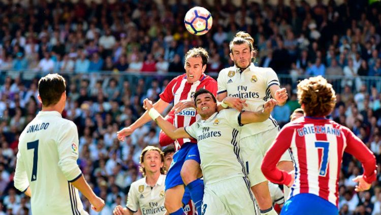 Real Madrid vs Atletico Madrid pada pekan ke-31 La Liga Spanyol. Copyright: © GERARD JULIEN/AFP/Getty Images