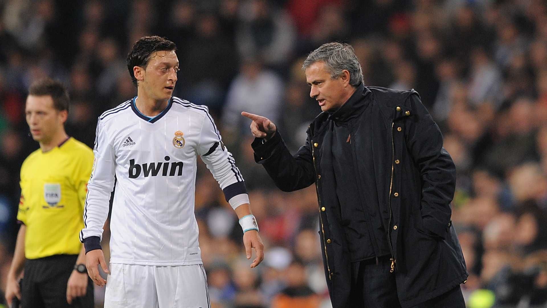 Mourinho (kanan) berinteraksi dengan Ozil saat masih memperkuat Real Madrid. Copyright: &copy; followyoursport