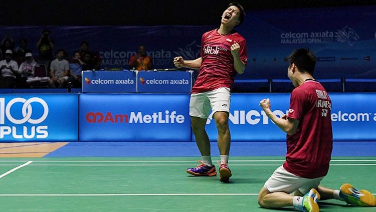 Marcus Fernaldi Gideon dan Kevin Sanjaya Sukamuljo lolos ke perempatfinal Indonesia Open 2018. Copyright: © MOHD RASFAN/AFP/Getty Images