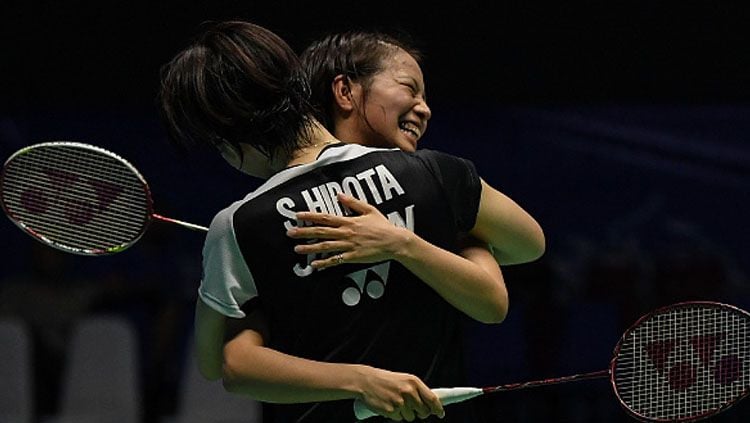 Yuki Fukushima/Sayaka Hirota (kiri) pasangan ganda putri Jepang yang mengalahkan Greysia Polii/Apriyani Rahayu di semifinal Japan Open 2018. Copyright: © MOHD RASFAN/AFP/Getty Images
