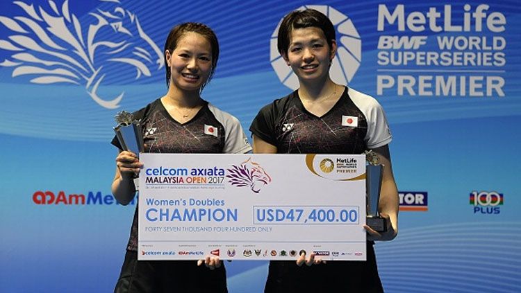 Yuki Fukushima (kiri) dan Sayaka Hirota (kanan) berpose di podium saat upacara penghargaan ganda putri. Copyright: © MOHD RASFAN/AFP/Getty Images