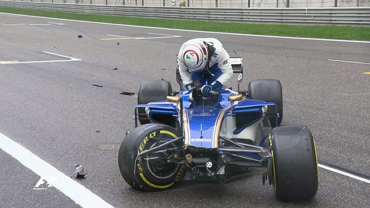 Kondisi mobil Antonio Giovinazzi saat mengalami kecelakaan di GP China. Copyright: © Twitter Formula 1