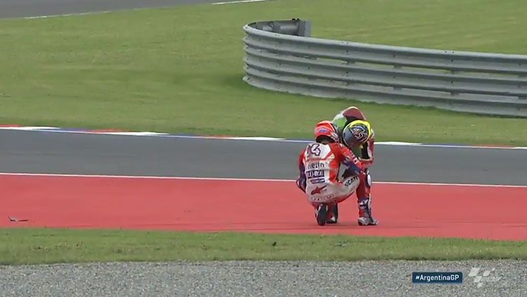 Aleix Espargaro memeluk Andrea Dovizioso di pinggir lintasan. Copyright: © Twitter MotoGP