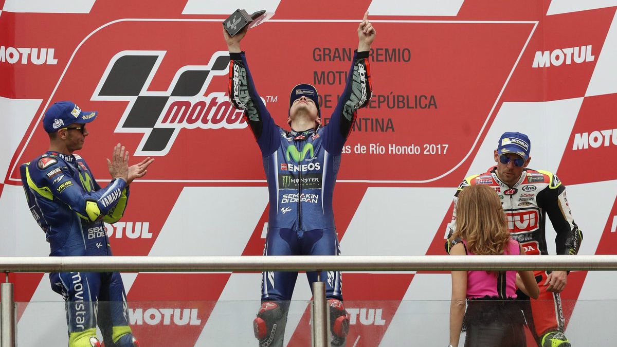 Maverick Vinales, Valentino Rossi, dan Cal Crutchlow di podium GP Argentina 2017. Copyright: © Twitter/Maverick Vinales