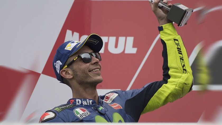 Valentino Rossi saat di podium Grand Prix Argentina. Copyright: © Mirco Lazzari gp/Getty Images