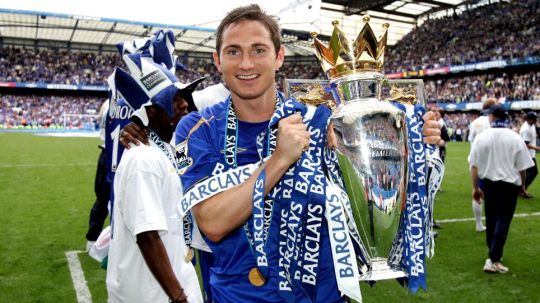 Frank Lampard saat mempersembahkan gelar Liga Primer Inggris untuk Chelsea di musim 2005/06. Copyright: © Amazonaws.