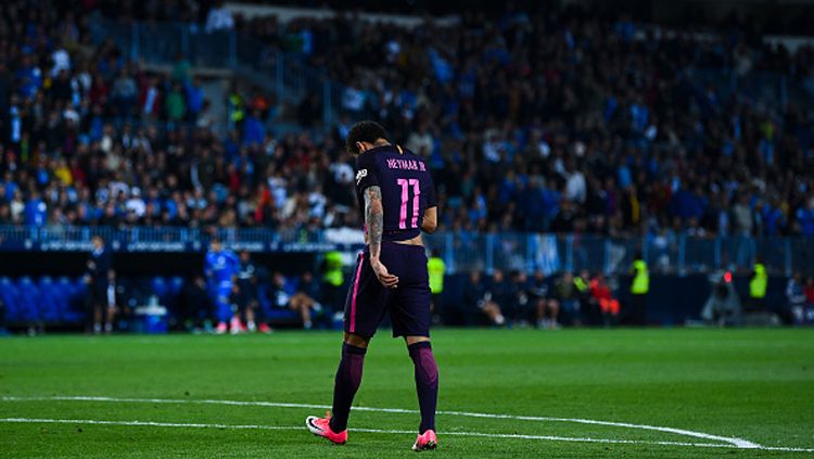 Neymar berjalan keluar lapangan usai dikartu merah oleh wasit saat Barcelona tumbang oleh Malaga dengan skor 2-0. Copyright: © David Ramos/Getty Images