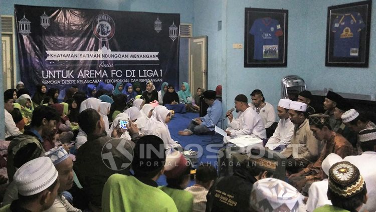 Suasana launching tim Arema FC bersama sejumlah anak yatim piatu. Copyright: © Ian Setiawan/Indosport