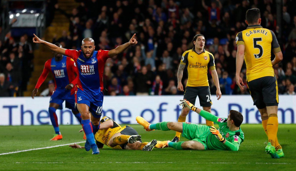 Ekspresi gembira Andres Townsend saat membobol gawang Arsenal. Copyright: &copy; Twitter Premier League