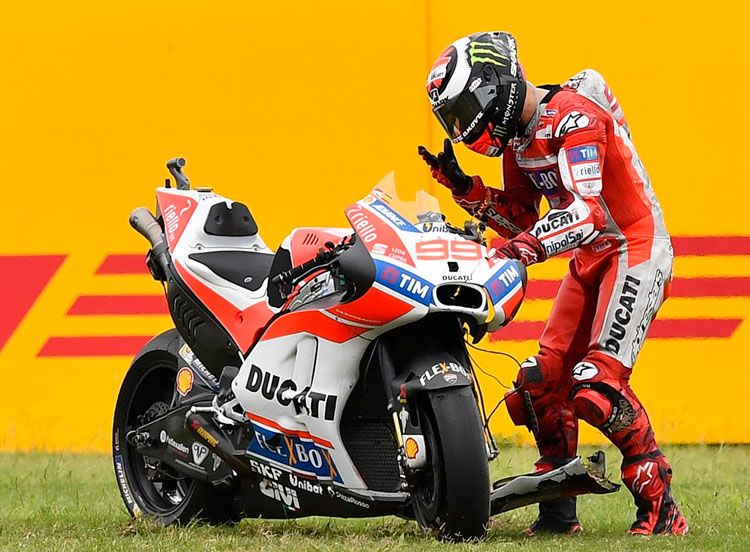 Pembalap Ducati, Jorge Lorenzo terjatuh saat membalap di MotoGP Argentina. Copyright: © Twitter/Jorge Lorenzo