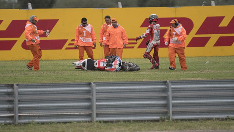 Pembalap Ducati, Jorge Lorenzo terjatuh saat membalap di MotoGP Argentina. Copyright: © Mirco Lazzari gp/Getty Images