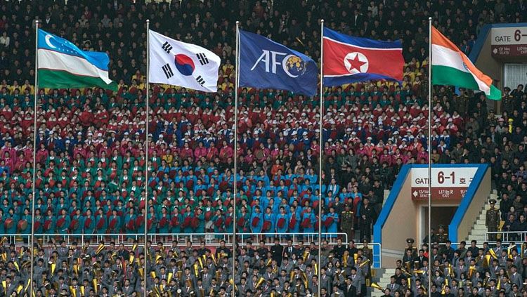 Deratan bendera kiri-kanan: Uzbekistan, Korea Selatan, AFC, India, dan Korea Utara. Copyright: © AFP/Getty Images