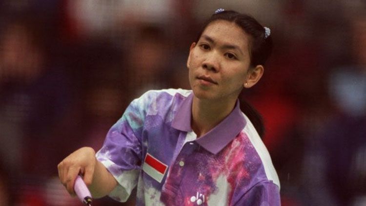 Susy Susanti dikenal sebagai legenda bulutangkis Indonesia yang memiliki gerakan kaki yang lincah. Ini terlihat saat tampil di final Piala Uber 1996. Copyright: © Tony Marshall/EMPICS via Getty Images