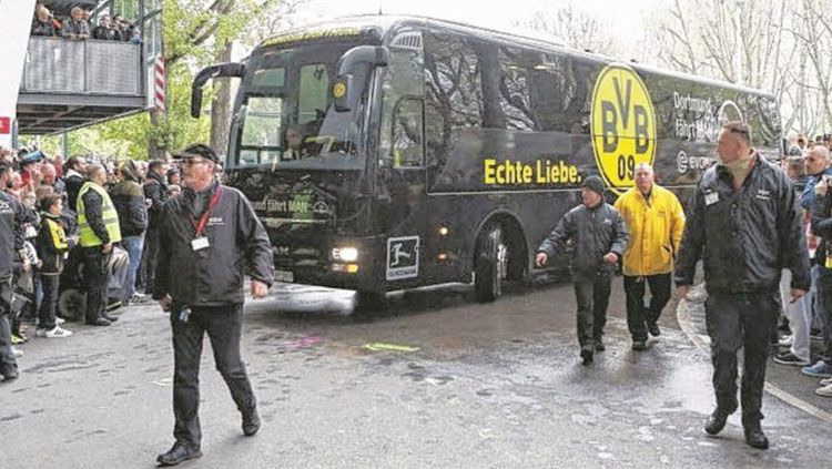Bus yang membawa rombongan pemain Borussia Dortmund diserang teror bom. Copyright: © Bild