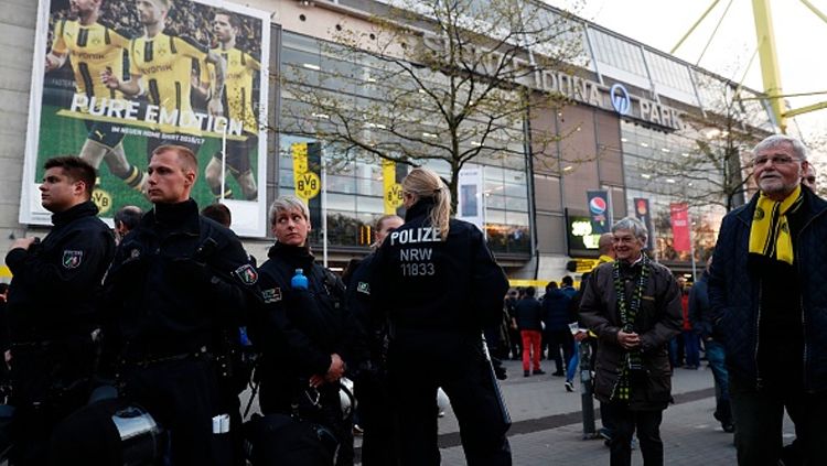 Kepolisian Jerman melakukan penjagaan ketat menyusul ledakan yang menimpa bus Dortmund. Copyright: © ODD ANDERSEN/AFP/Getty Images