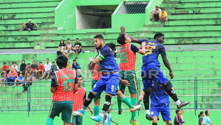 Aksi pemain Persiba Balikpapan saat beruji coba melawan Persatu Tuban. Copyright: &copy; Ian Setiawan/Indosport