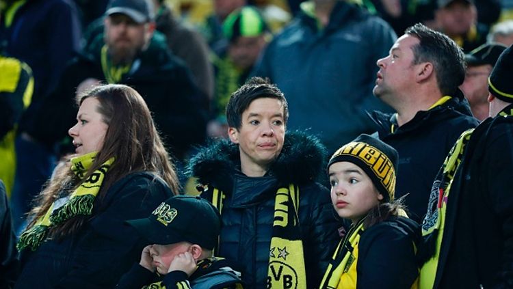Fans Dortmund harap-harap cemas menunggu pengumuman dari panitia pertandingan. Copyright: © ODD ANDERSEN/AFP/Getty Images