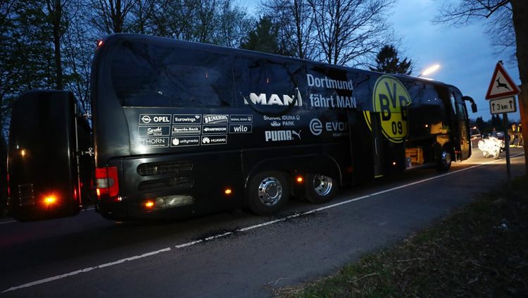 Kondisi bus pemain Borussia Dortmund setelah mengalami ledakan. Copyright: © TWITTER/DW
