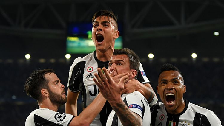 Dybala sukses cetak dua gol ke gawang Barcelona. Copyright: &copy; Mike Hewitt/Getty Images