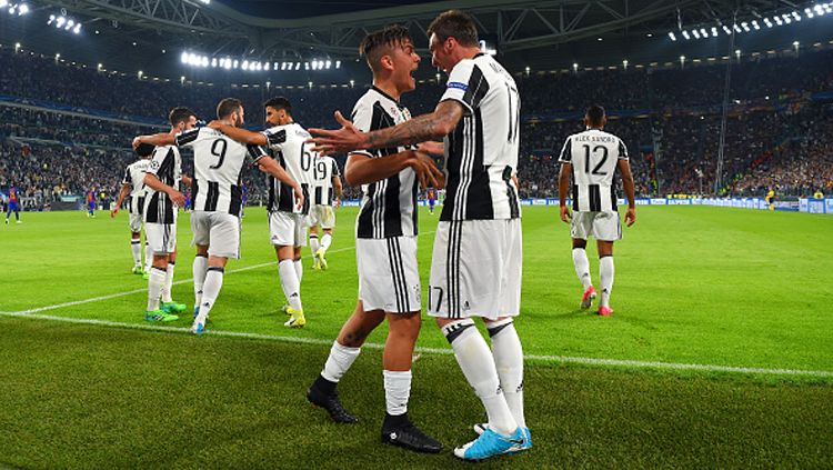 Dybala sukses cetak dua gol ke gawang Barcelona. Copyright: &copy; Mike Hewitt/Getty Images