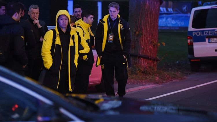 Para pemain Dortmund saat dievakuasi dari bus tim yang mendapatkan aksi teror. Copyright: © PATRIK STOLLARZ/AFP/Getty Images