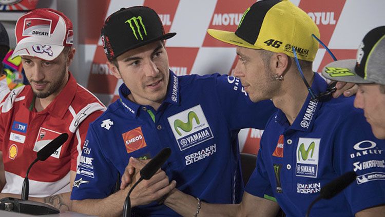 Pembalap Yamaha, Valentino Rossi bersalaman dengan Maverick Vinales dalam konferensi pers. Copyright: © Mirco Lazzari gp/Getty Images