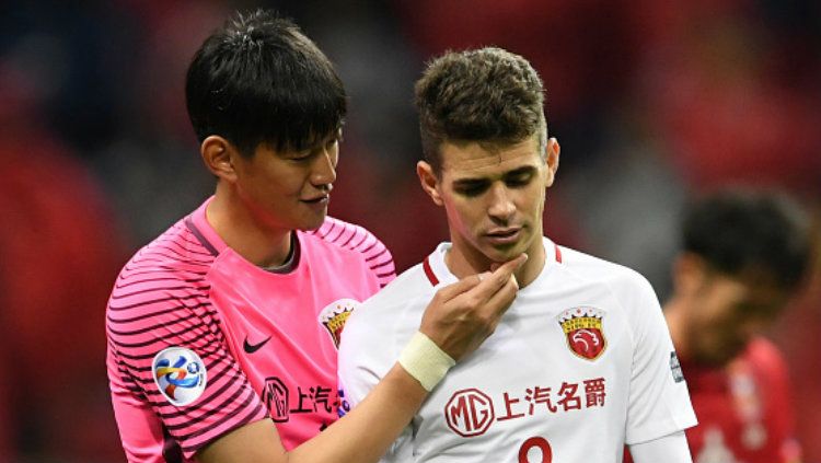 Gelandang Shanghai SIPG, Oscar (kanan). Copyright: © Masashi Hara/Getty Images