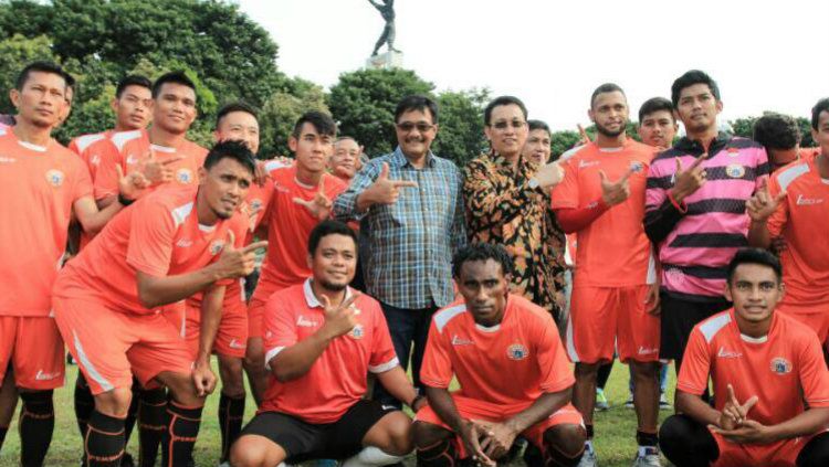 Djarot saat datangi latihan Persija di Lapangan Banteng, Jakarta Pusat. Copyright: © AhokDjarot/Twitter