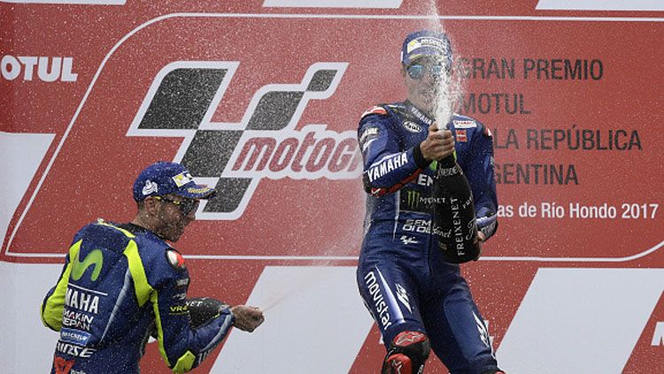 Pembalap Yamaha, Valentino Rossi melakukan selebrasi dengan Maverick Vinales. Copyright: © JUAN MABROMATA/AFP/Getty Images