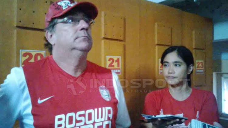 Andi Widya Syadzwina selalu merekam wawancara dengan Robert Rene Alberts, untuk kebutuhan jurnalis membuat berita. Copyright: © Muhammad Nur Basri/INDOSPORT