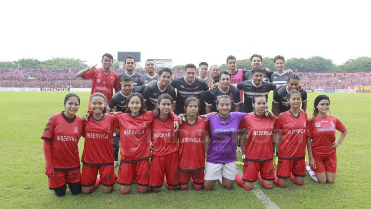 CEO Persijap Jepara, Esti Puji Lestari bersama Tim Sepakbola Wanita Persijap. Copyright: © Arief Setiadi/INDOSPORT