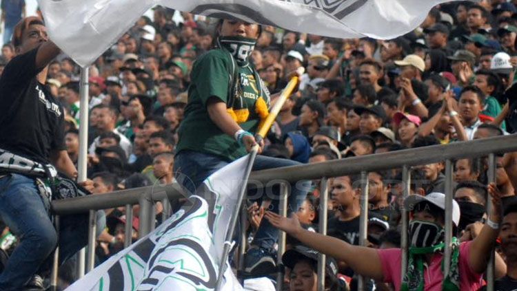 Aksi koreografi Brigata Curva Sud (BCS) saat di laga pembuka Liga 2. Copyright: Â© Prima Pribadi/Indosport