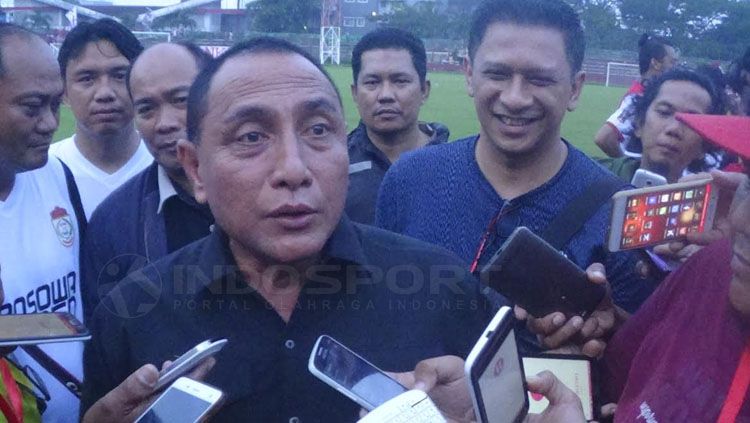 Edy Rahmayadi saat menjelaskan kepada sejumlah wartawan bahwa Joko Driyono menjadi Sekjen sementara. Copyright: © Muhammad Nur Basri/INDOSPORT